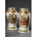 Paar kleine Satsuma Vasen in Balusterform „Genreszenen“, Japan um 1900, H. 18cm, 1x Glasurfehler