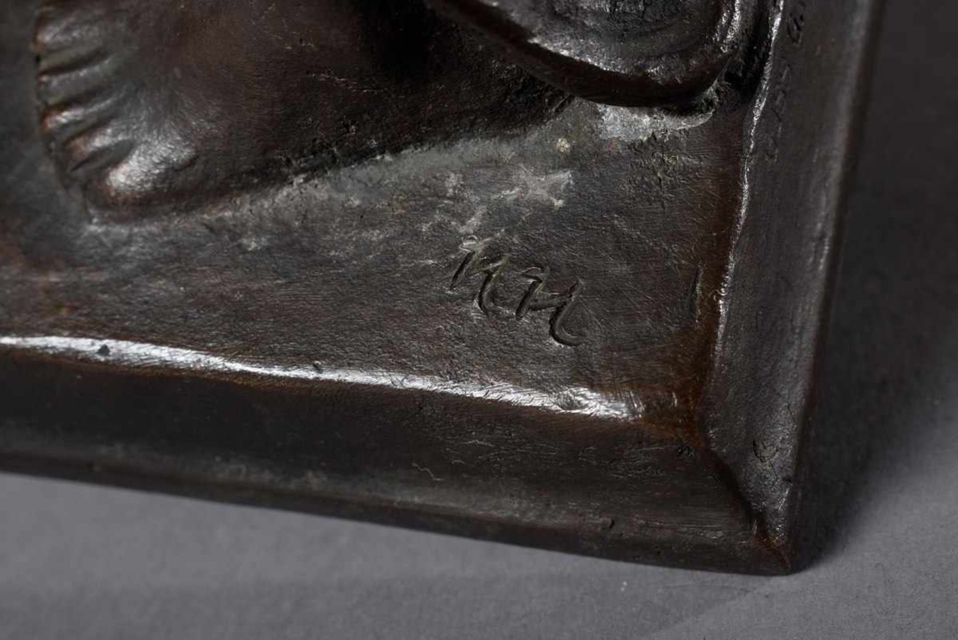 Monogrammist H.H. "Stehende mit Umhang", um 1930/40, Bronze, Guss G. Heinze Berlin, H. - Bild 4 aus 7