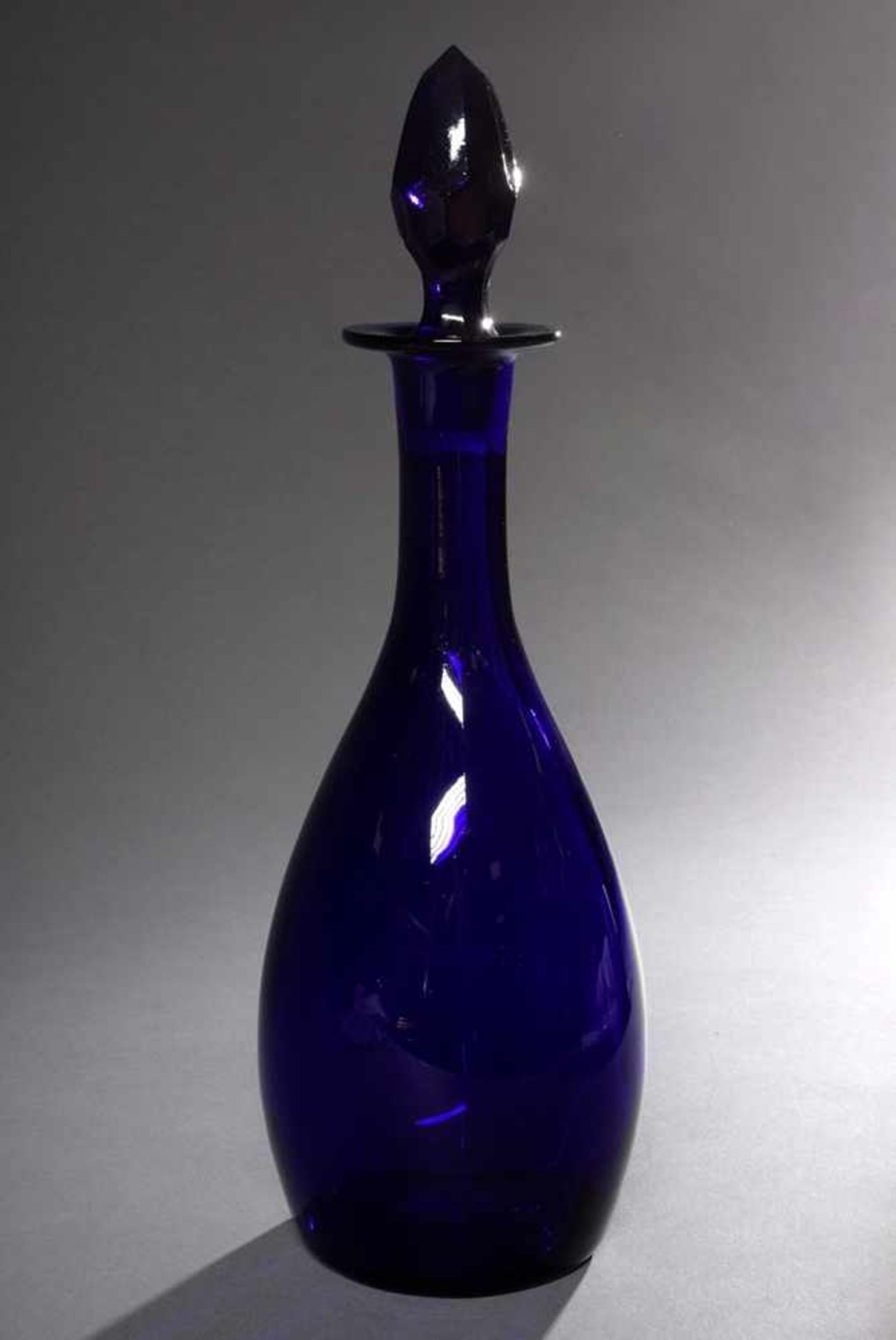 Schlichte Bristolglas Karaffe, H. 37,5cmSimple Bristol glass carafe, h. 37,5cm- - -16.00 % buyer's
