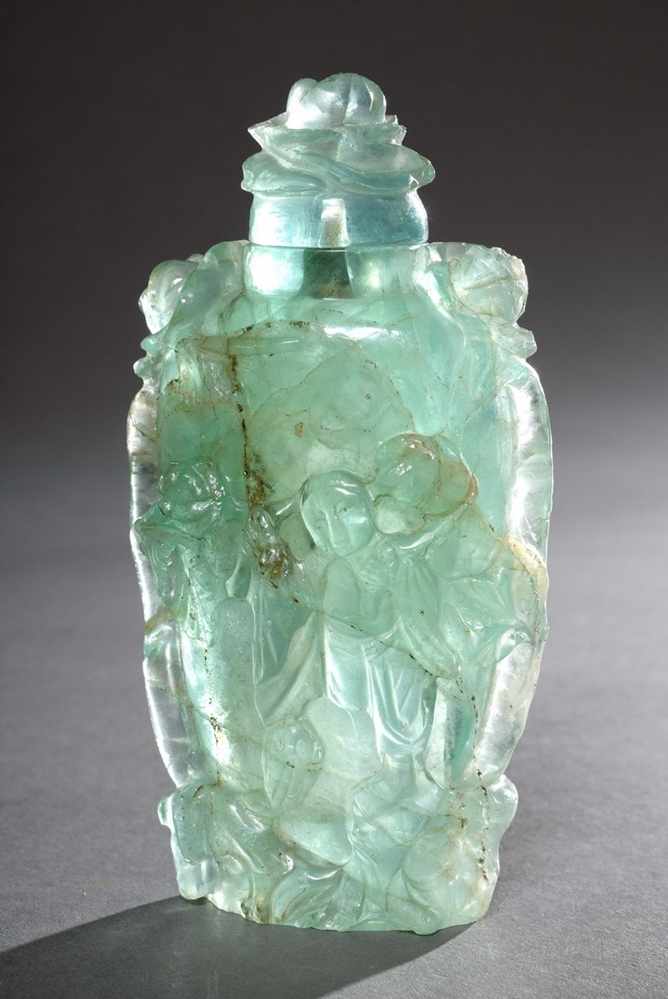Fluorit Snuffbottle mit Reliefschnitzerei „Gartenszene“ und seitlichen „Mascarons“, China, H. 10,