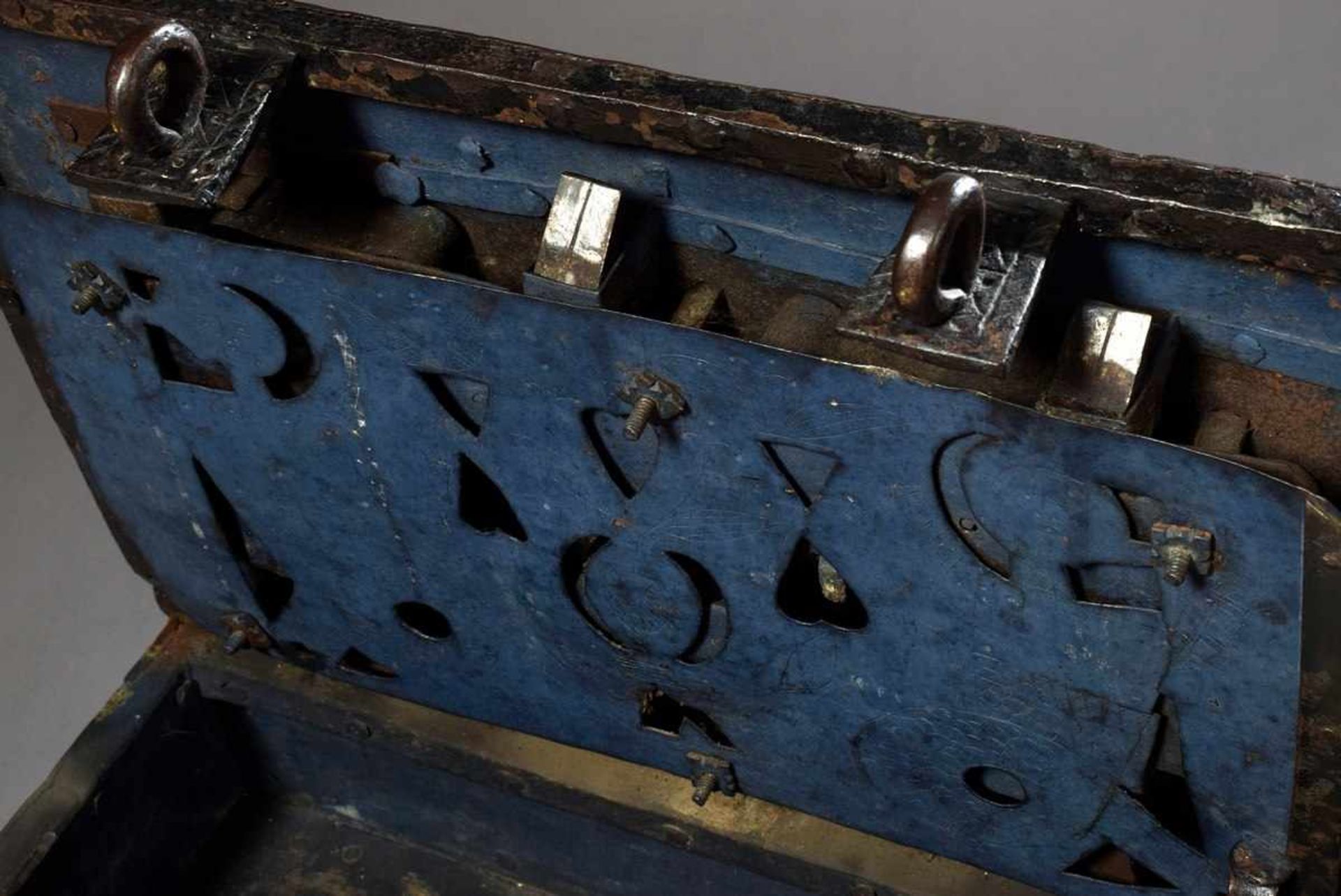 Eisen Kriegskasse mit seitlichen Griffen, Schlüssel vorhanden, 39x63x41cmIron war chest with side - Bild 5 aus 7