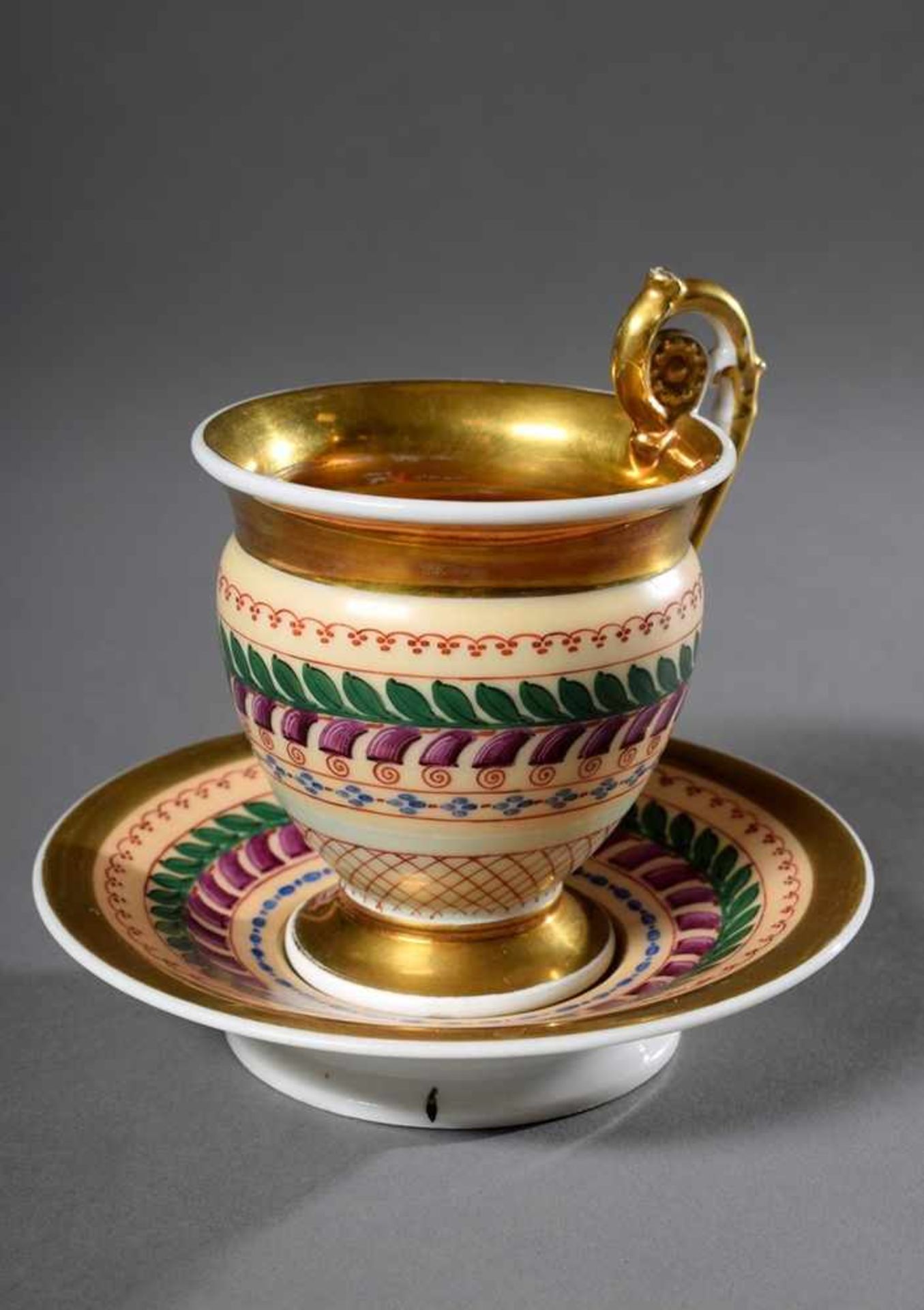 Empire Tasse mit polychromer Bemalung "Blütenfries" und Goldstaffage, Ritzmarke, H. 12,5cm, - Bild 2 aus 4