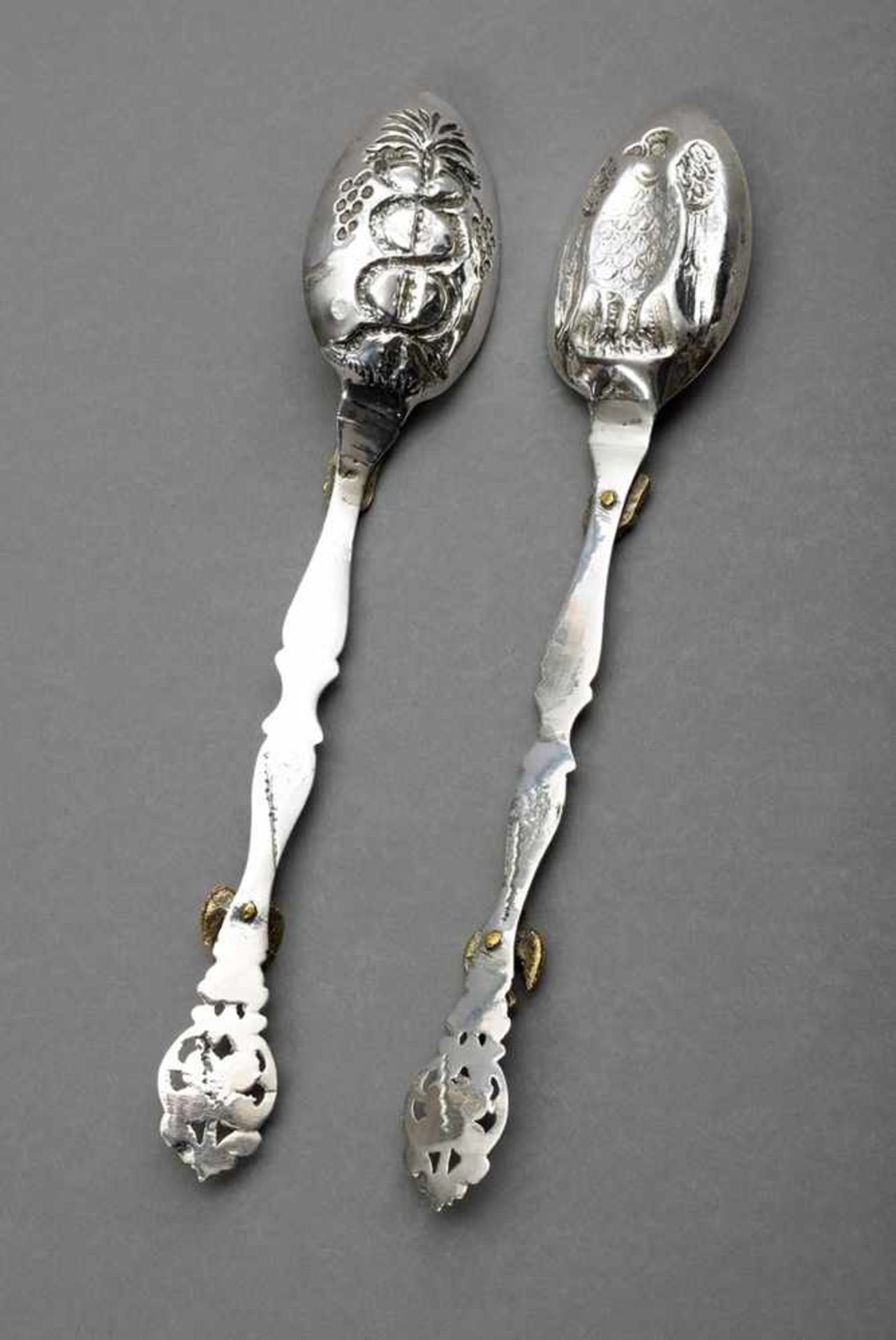 2 Osmanische Silber Löffel mit getriebenem Dekor "Adler" und "Schlangen" sowie Messing Aufsätzen " - Image 2 of 3