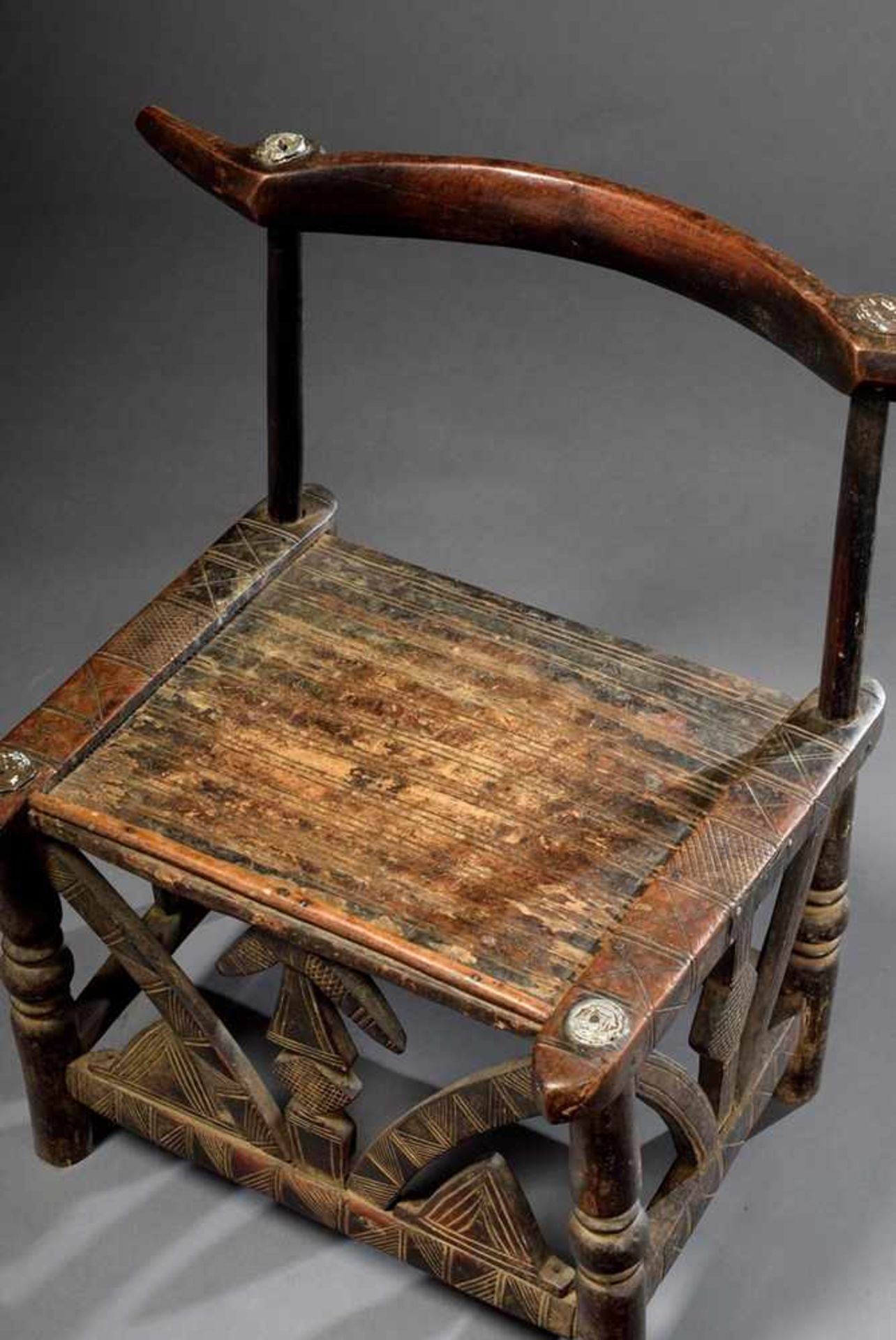 Senufo Stuhl mit stark verziertem Gestell, Holz mit Metallapplikationen, Elfenbeinküste, 67x66x44cm, - Bild 2 aus 4