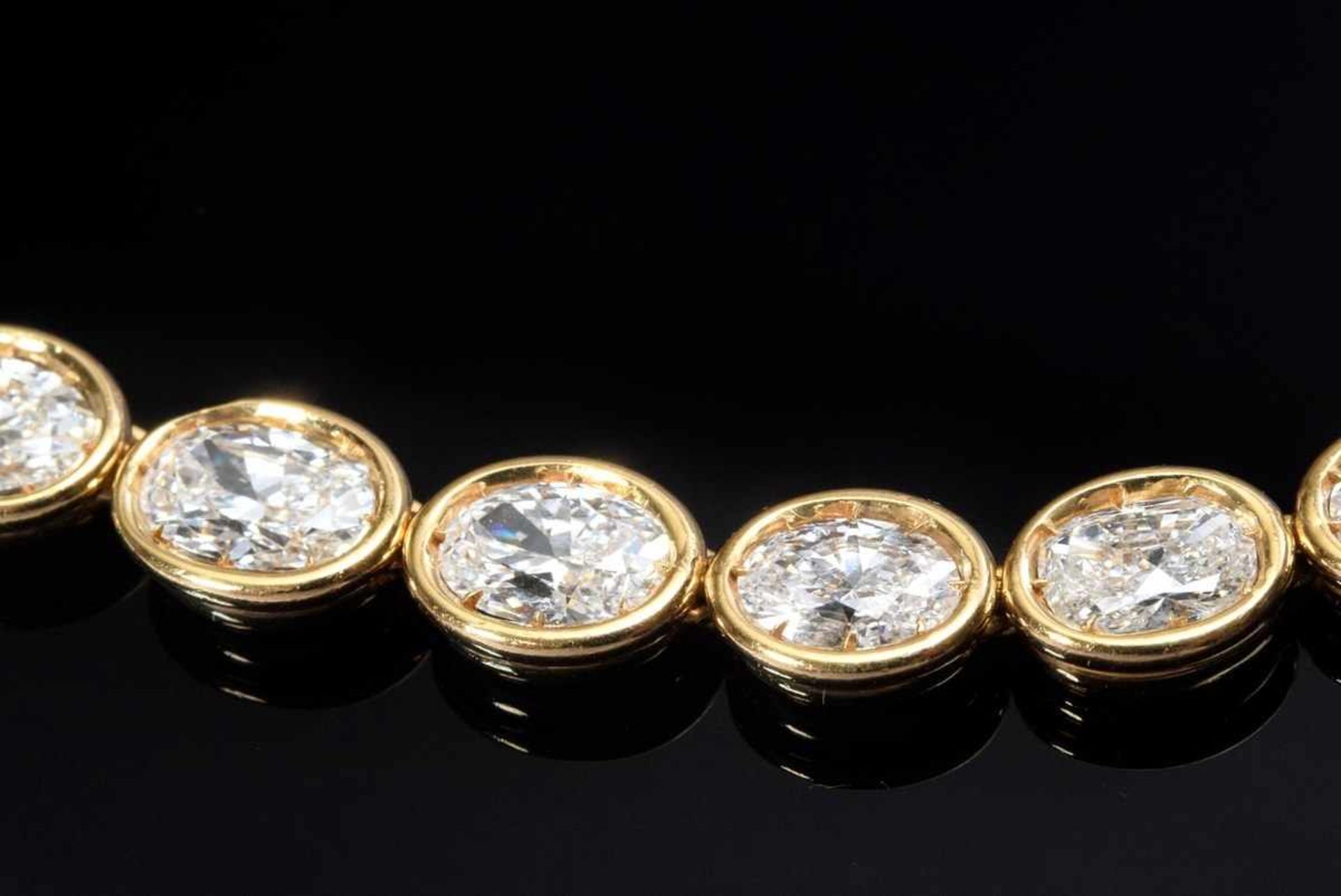 Hochwertiges GG 750 Collier mit 58 ovalen Diamanten im Facettenschliff, im Größenverlauf - Bild 2 aus 3