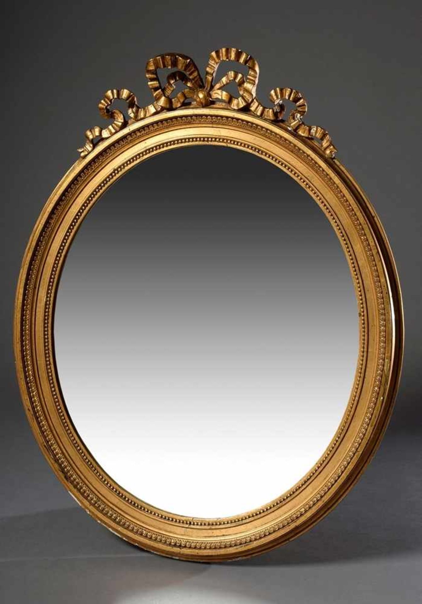Ovaler vergoldeter Stuckspiegel mit Schleife im Louis XVI Stil, 77x61cm, etwas defektOval gilded