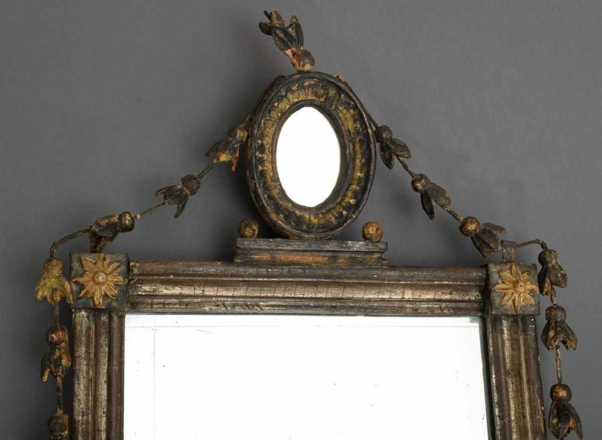 Klassizistischer Spiegel mit zierlicher Rankendekoration und aufgesetztem Spiegel, Ende 18.Jh., - Bild 2 aus 4