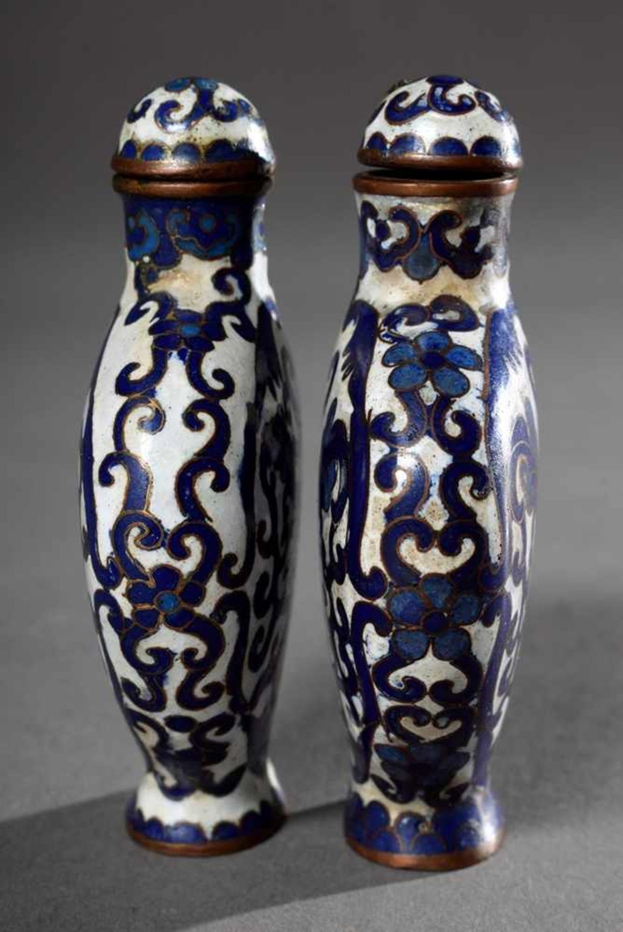 2 Diverse Cloisonné Snuffbottle mit floralen Ornamenten in Blautönen auf weißem Fond, Boden mit - Bild 3 aus 6