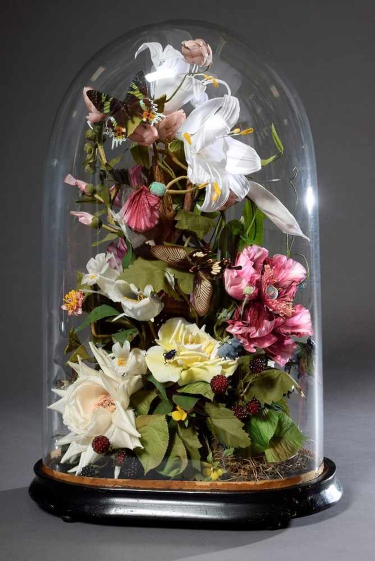 Großer ovaler Glassturz mit naturalistischem Arrangement aus Seidenblüten, Vögeln, Obst und