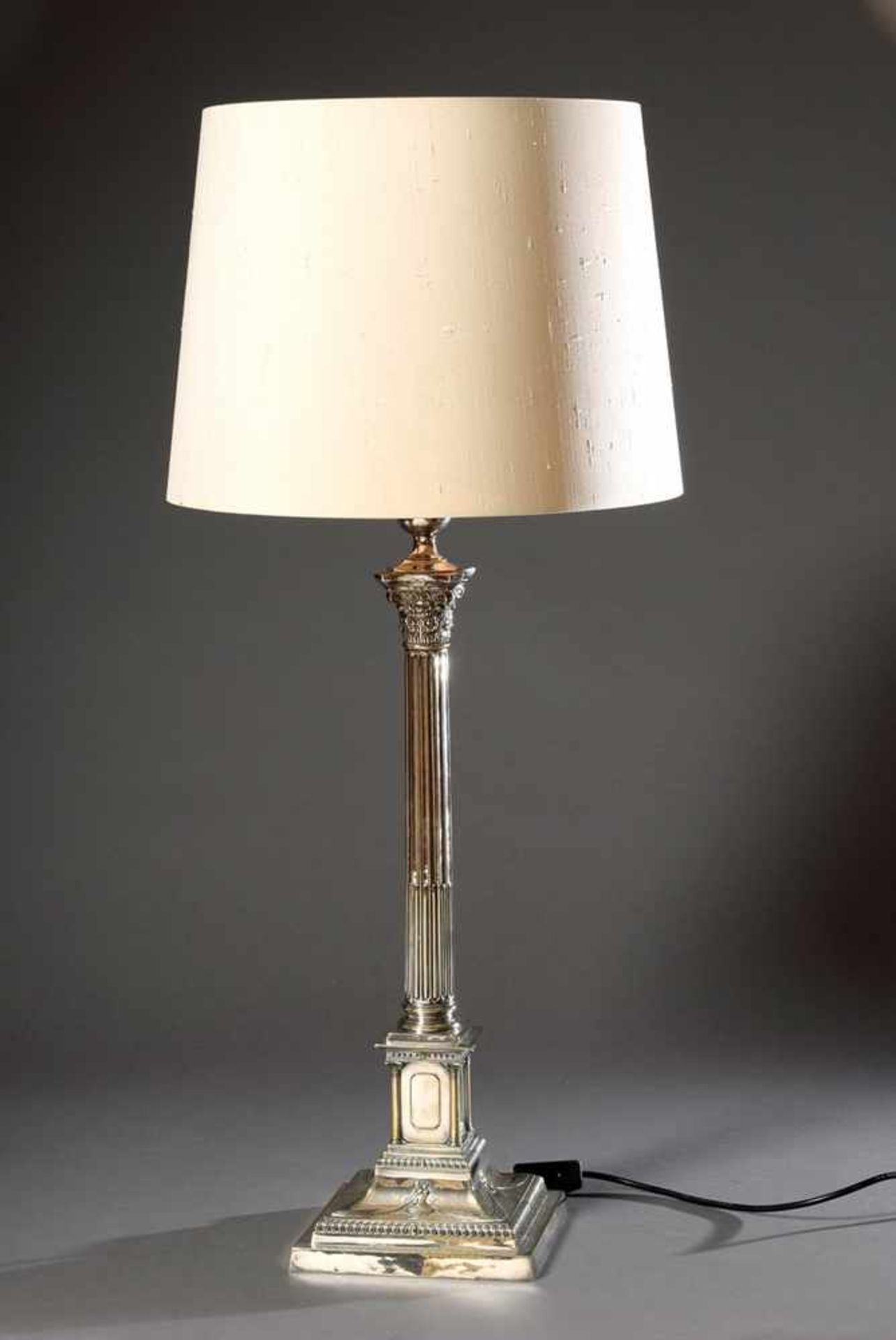 Versilberte Leuchter in klassizistischer Façon als Lampe montiert, H. 70cmSilver plated