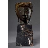 Kleiner Bronze „Buddha“ Kopf in fragmentarischem Zustand, auf Marmorsockel montiert, Thailand, H.