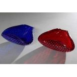 2 Diverse dreieckige Murano Ascher, blaues und rotes Glas mit eingestochenen Luftblasen, 13x13cm,