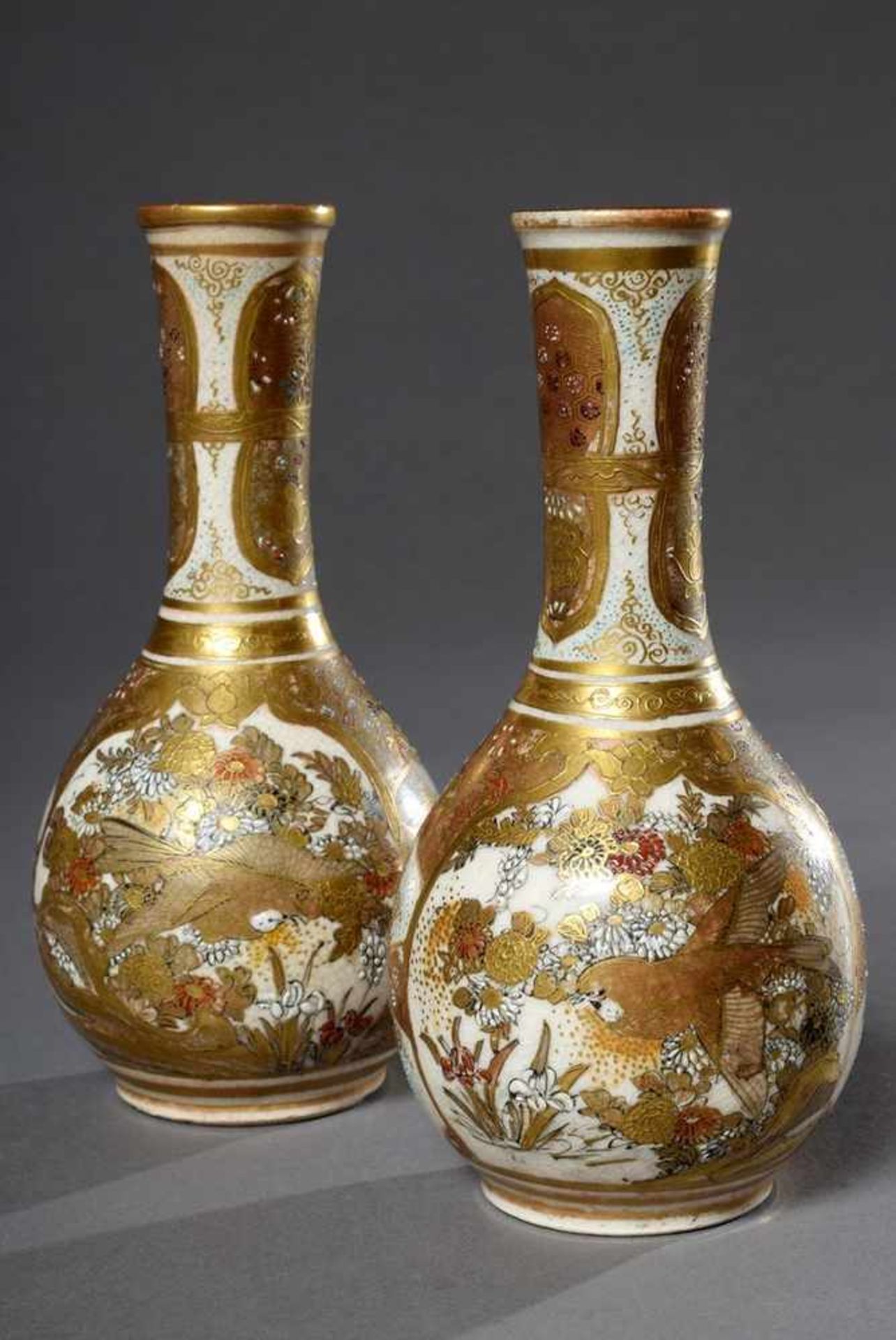Paar Satsuma Vasen mit schlankem Hals und feiner Bemalung „Kinder und Blumen“, Japan um 1900, H. - Image 3 of 7