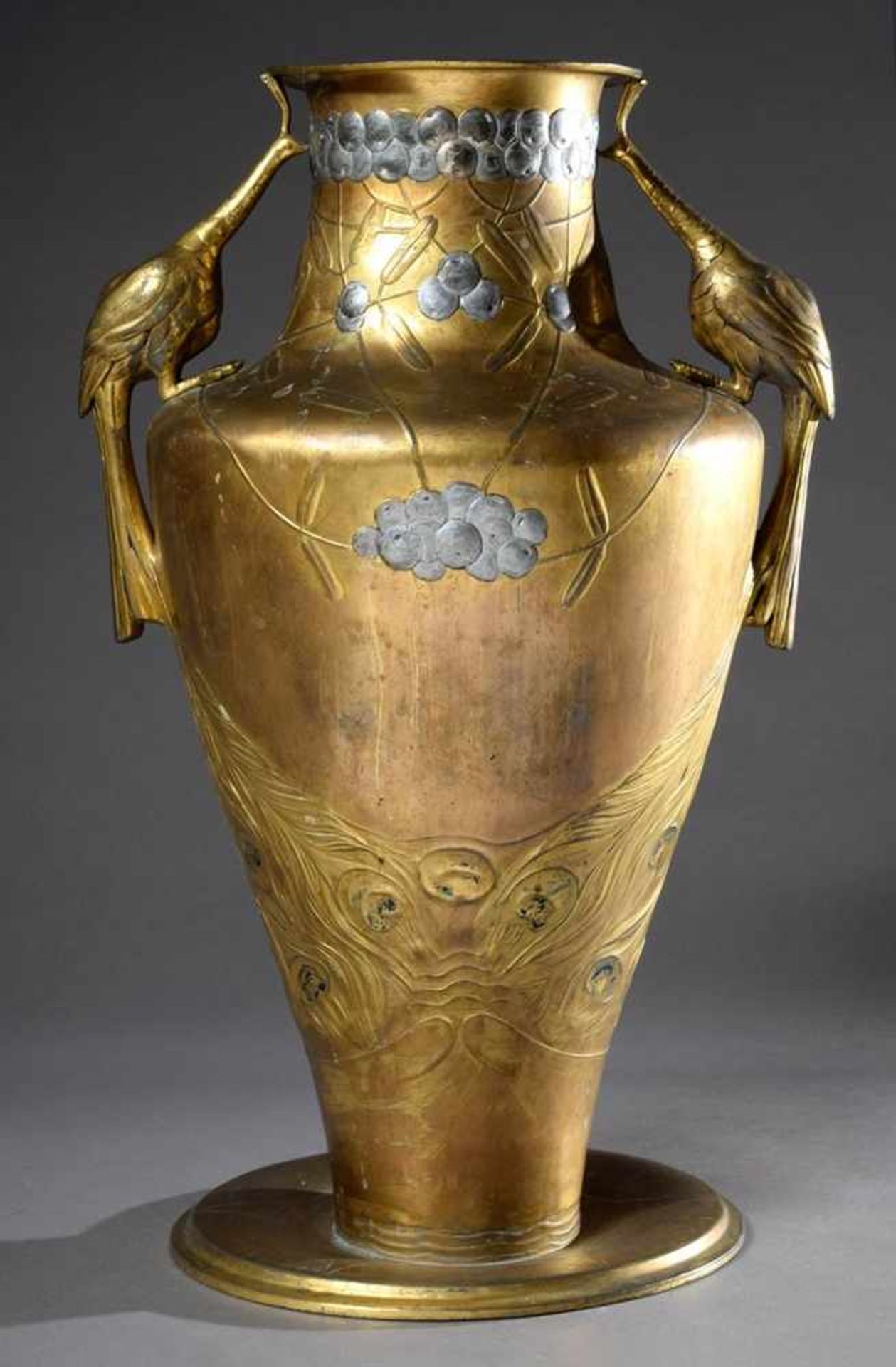 Große vergoldete Zinn Vase mit plastischen "Pfauen" Handhaben und Misteldekor, um 1900, H. 52cm,