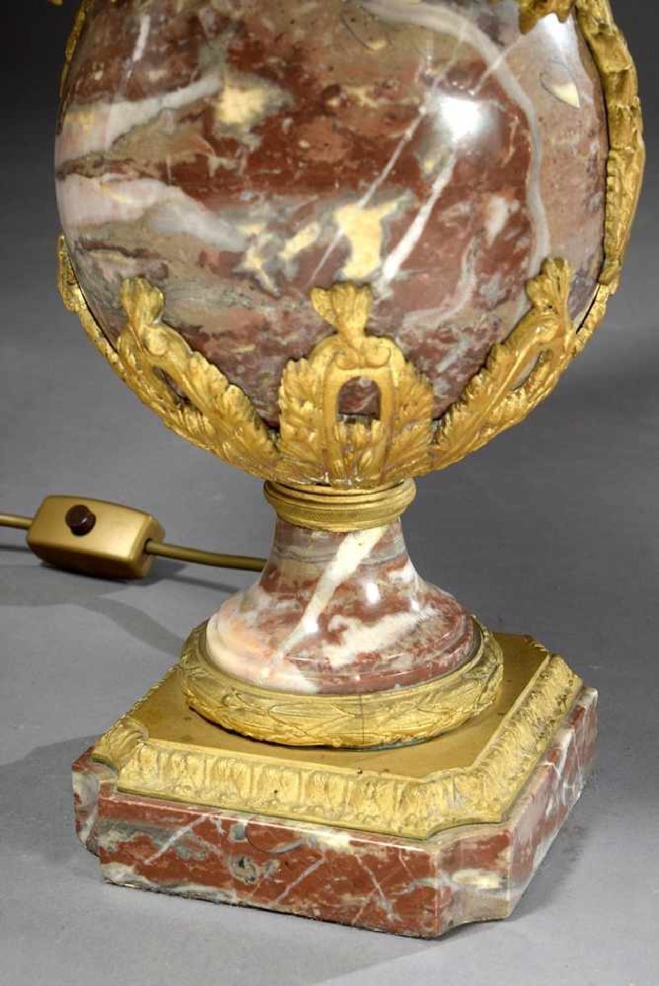 Paar dekorative französische Marmor Vasenlampen mit Bronzemontierungen "Schwanenhälse und Girlanden" - Bild 3 aus 4