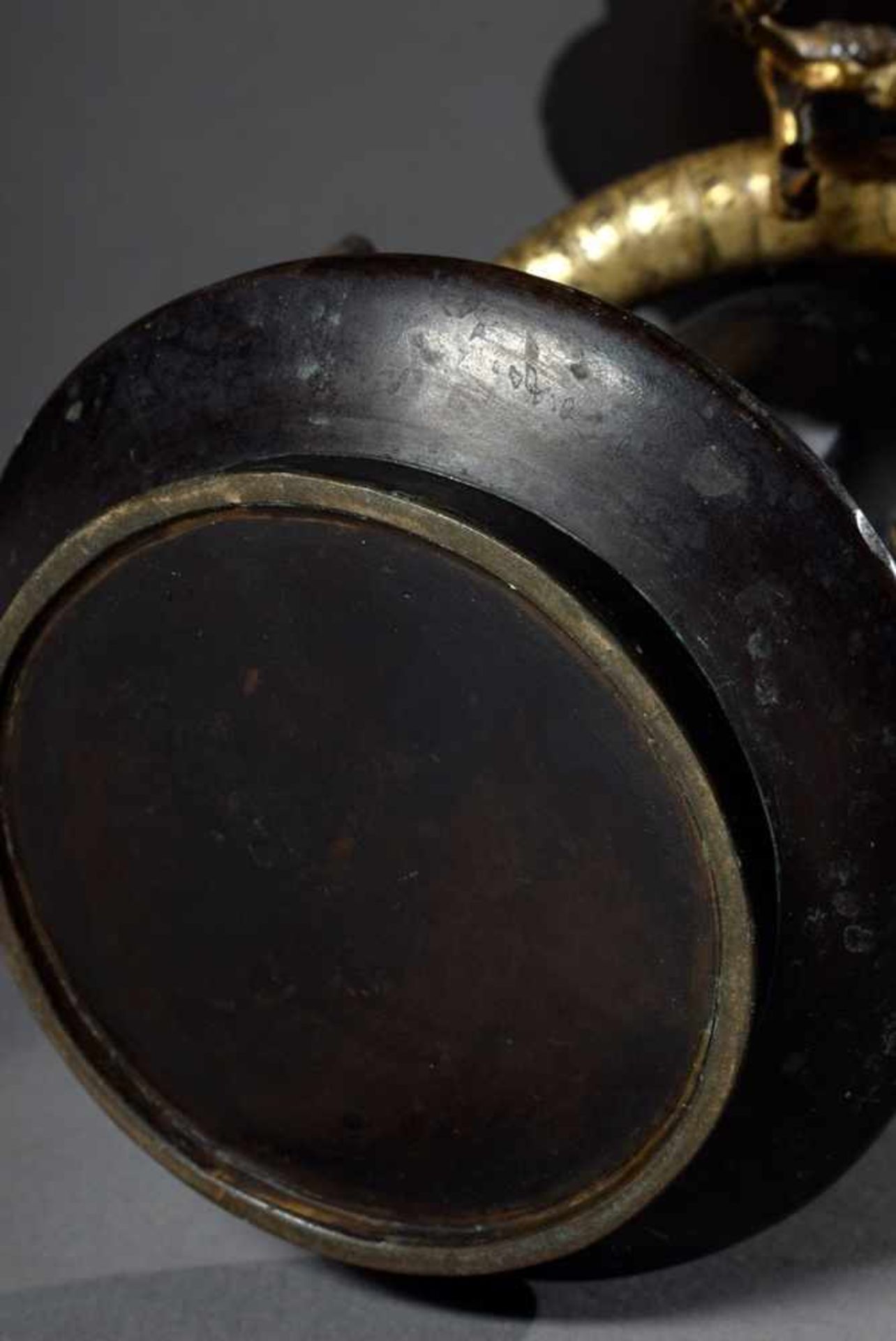 Japanische Bronze Vase mit vergoldetem plastischem Drachen, der eine Tama-Perle aus Kristall in - Bild 4 aus 7