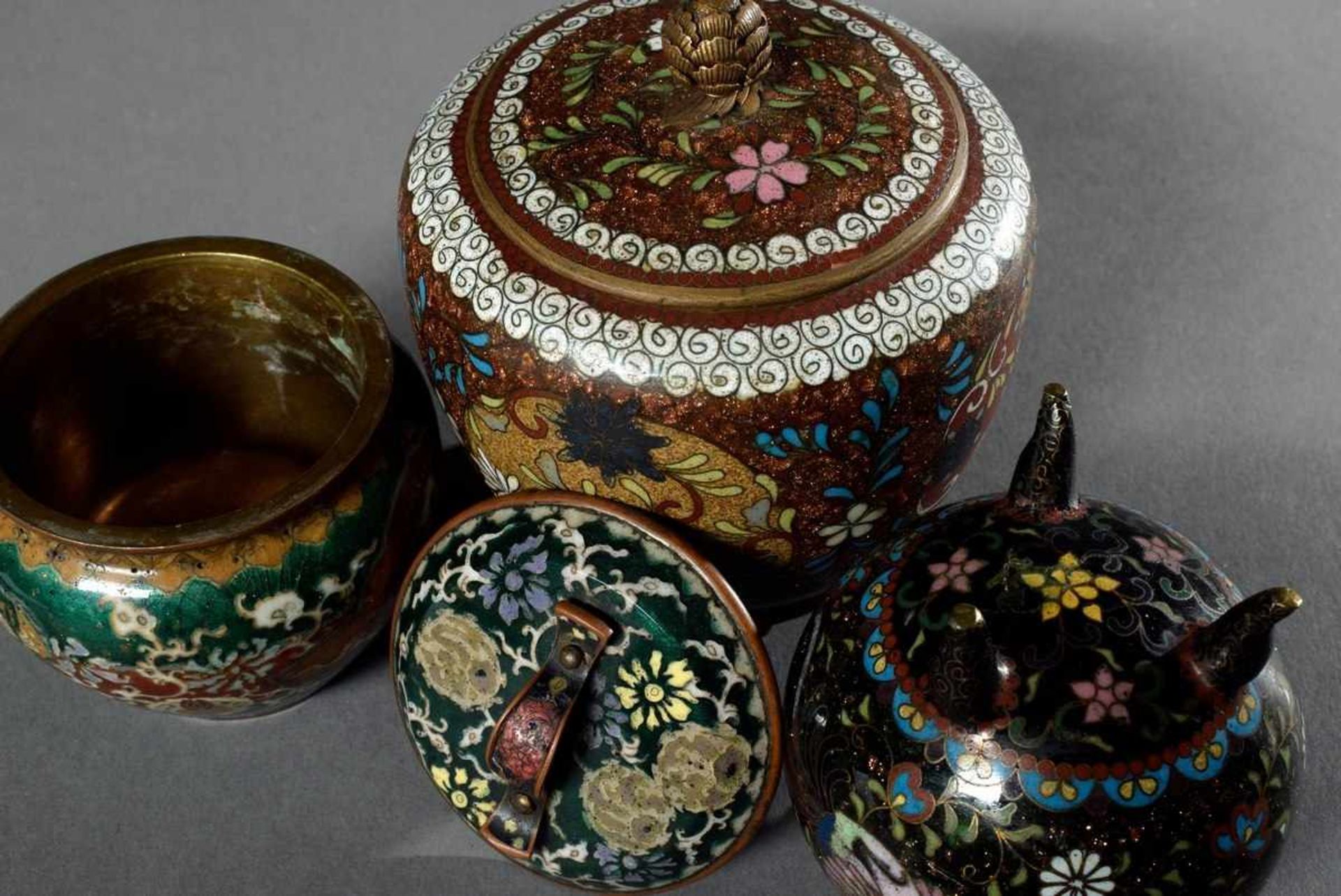 8 Diverse Teile Cloisonné Objekte in verschiedenen Mustern: 2 Vasen, 2 Deckeldosen, Koro, Japan um - Bild 2 aus 5