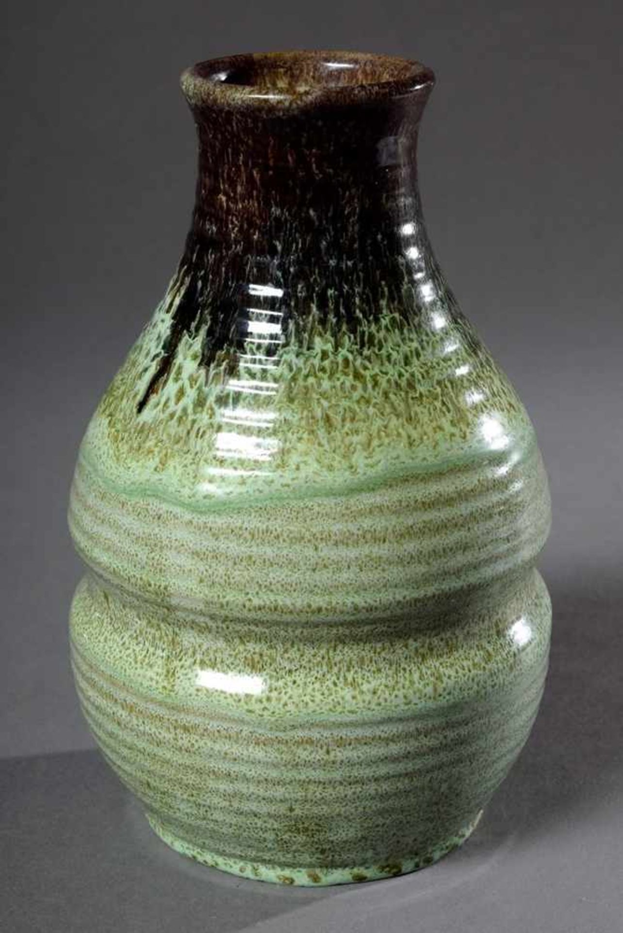 Quergerillte hellgrüne Vase, Mutz/Altona, Modellnr. 76, 1899-1902, H. 19cmLight green vase, Mutz/