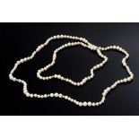 Feine endlose Zuchtperlenkette (Ø 4,8-6,2mm) mit GG 585 Kugeln, L. 98,5cmFine endless cultured pearl