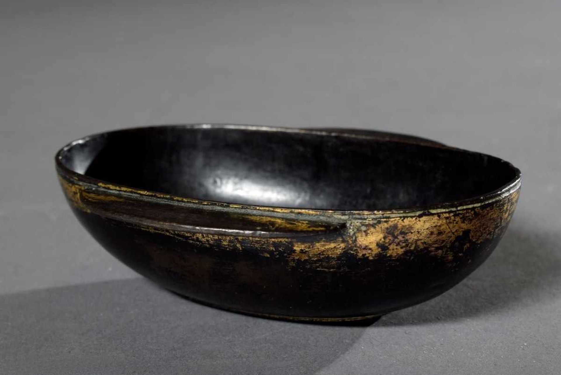 Ovale chinesische Bronze Ohrenschale mit seitlichen Griffen und Resten von Vergoldung im Han-Stil,
