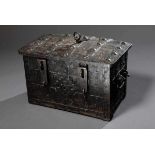 Eisen Kriegskasse mit seitlichen Griffen, Schlüssel vorhanden, 39x63x41cmIron war chest with side
