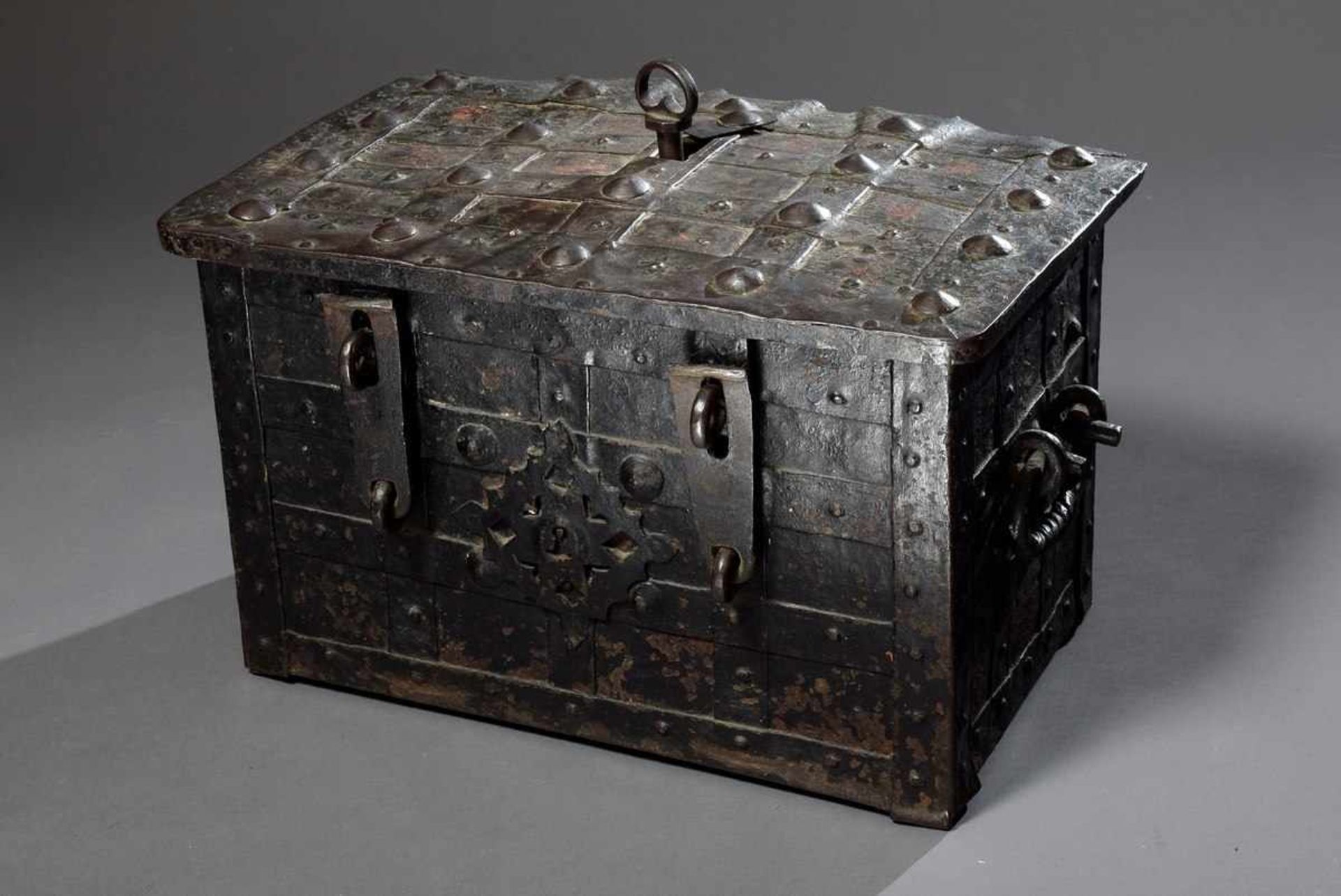 Eisen Kriegskasse mit seitlichen Griffen, Schlüssel vorhanden, 39x63x41cmIron war chest with side