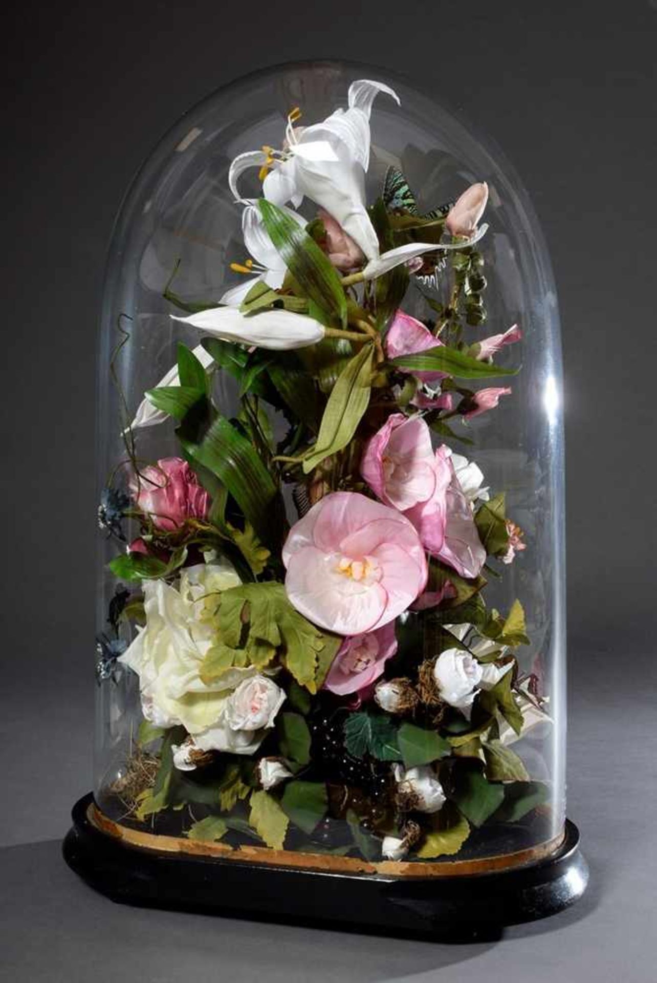 Großer ovaler Glassturz mit naturalistischem Arrangement aus Seidenblüten, Vögeln, Obst und - Bild 2 aus 4