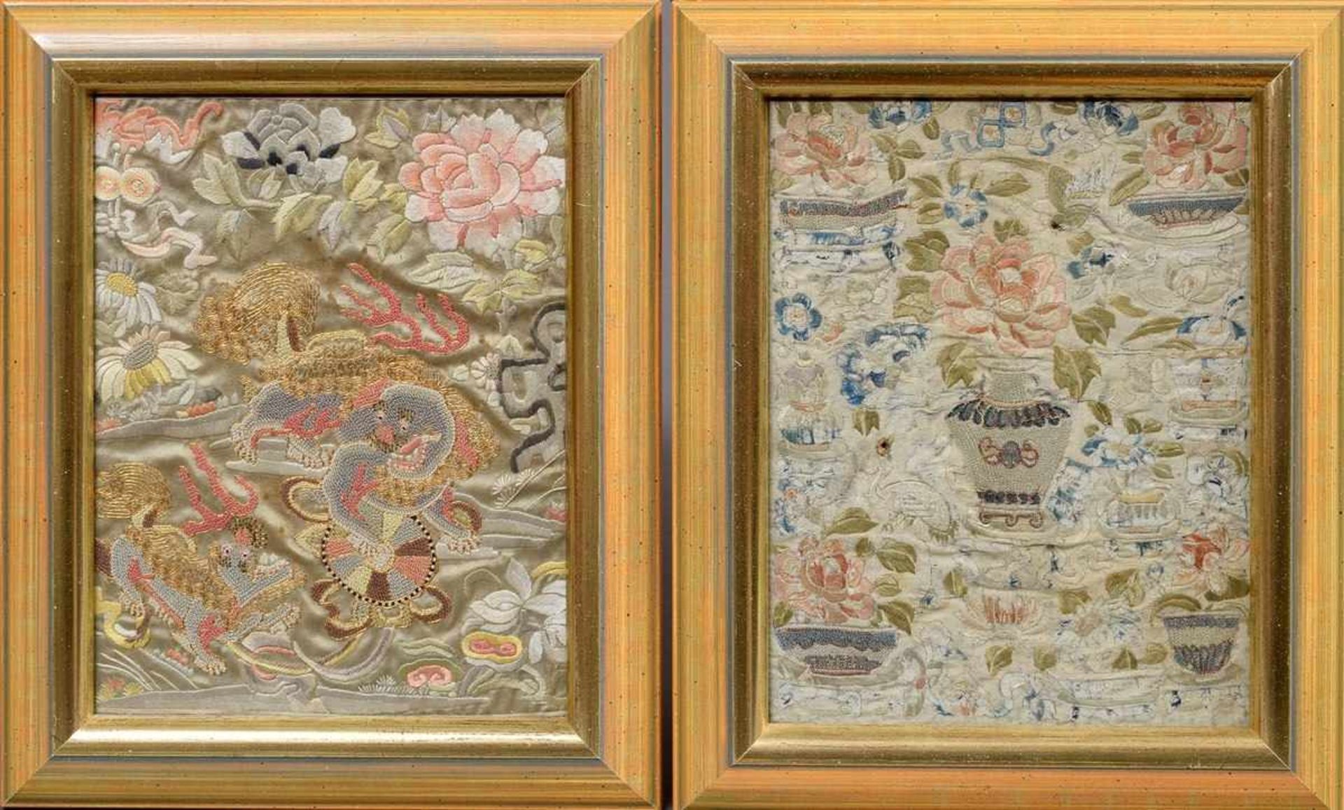 2 Diverse Stickereien „Fo Löwen“ und „Blumenvasen“ auf Seide, China um 1900, 27x20,5cm (m.R. 35x28,