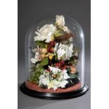 Runder Glassturz mit naturalistischem Arrangement aus Seidenblüten, Vögeln, Obst und Insekten, H.