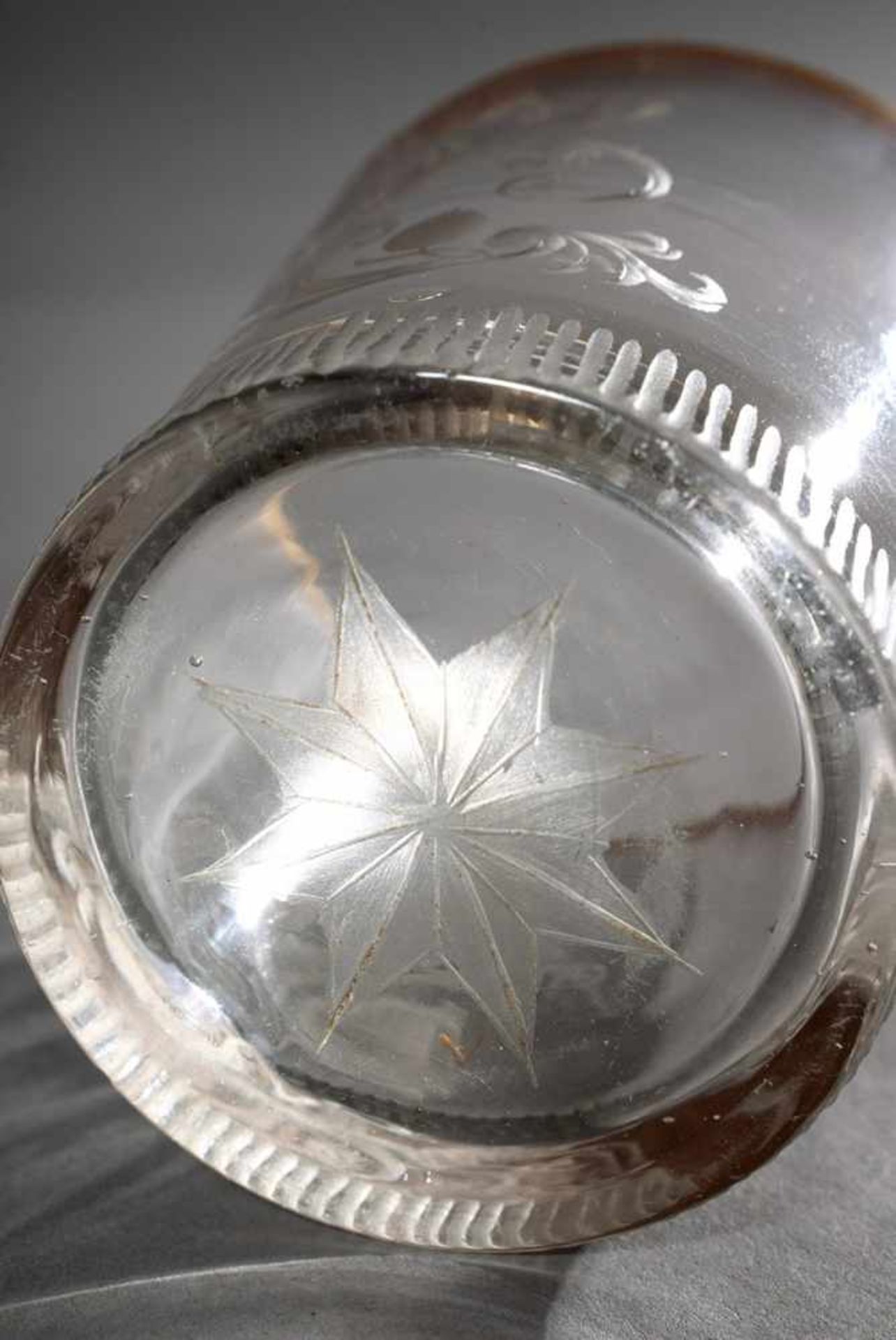 Kleiner barocker Glas Becher mit Tiefschnitt "Ranken", geschliffener Stern im Boden, H. 7cm, Gold - Image 2 of 3