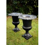 Paar dunkel lackierte Eisen Gartenvasen in klassischer Façon, H. 54cm, Ø 40cmPair of dark