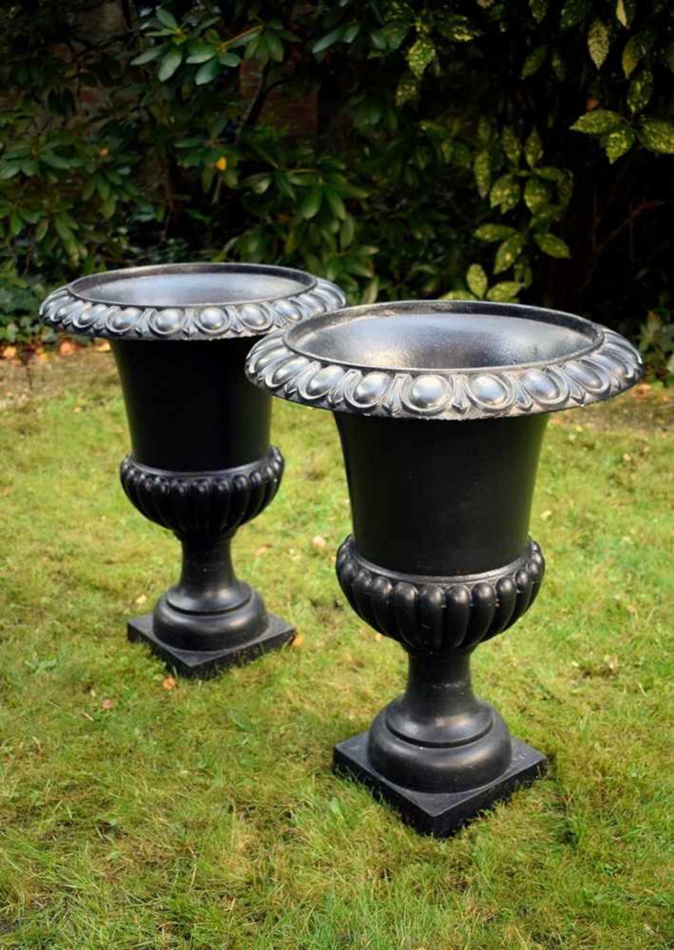 Paar dunkel lackierte Eisen Gartenvasen in klassischer Façon, H. 54cm, Ø 40cmPair of dark