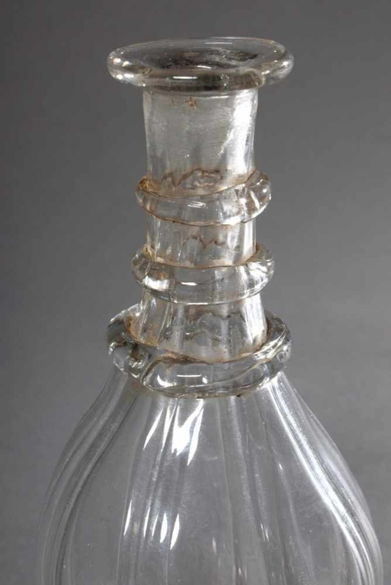 4 Diverse Teile antikes in die Form geblasenes und gezogenes Glas: Karaffe (Stopfen fehlt), 2 Gläser - Image 3 of 3