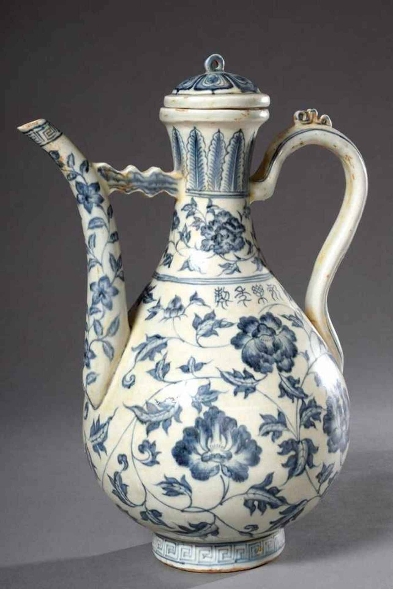 Chinesische Porzellan Kanne mit feinem Blaumalereidekor "Päonienzweige" sowie Schriftzeichen, im