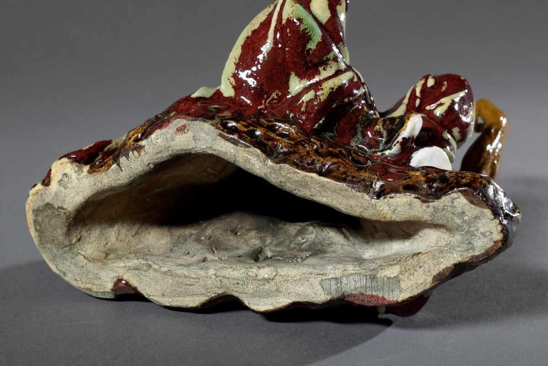 Chinesische Shiwan-Keramik Figur„Der sitzende Dämonenfänger Zhong Kui (Chung-k'ui) mit Fledermaus - Image 3 of 5