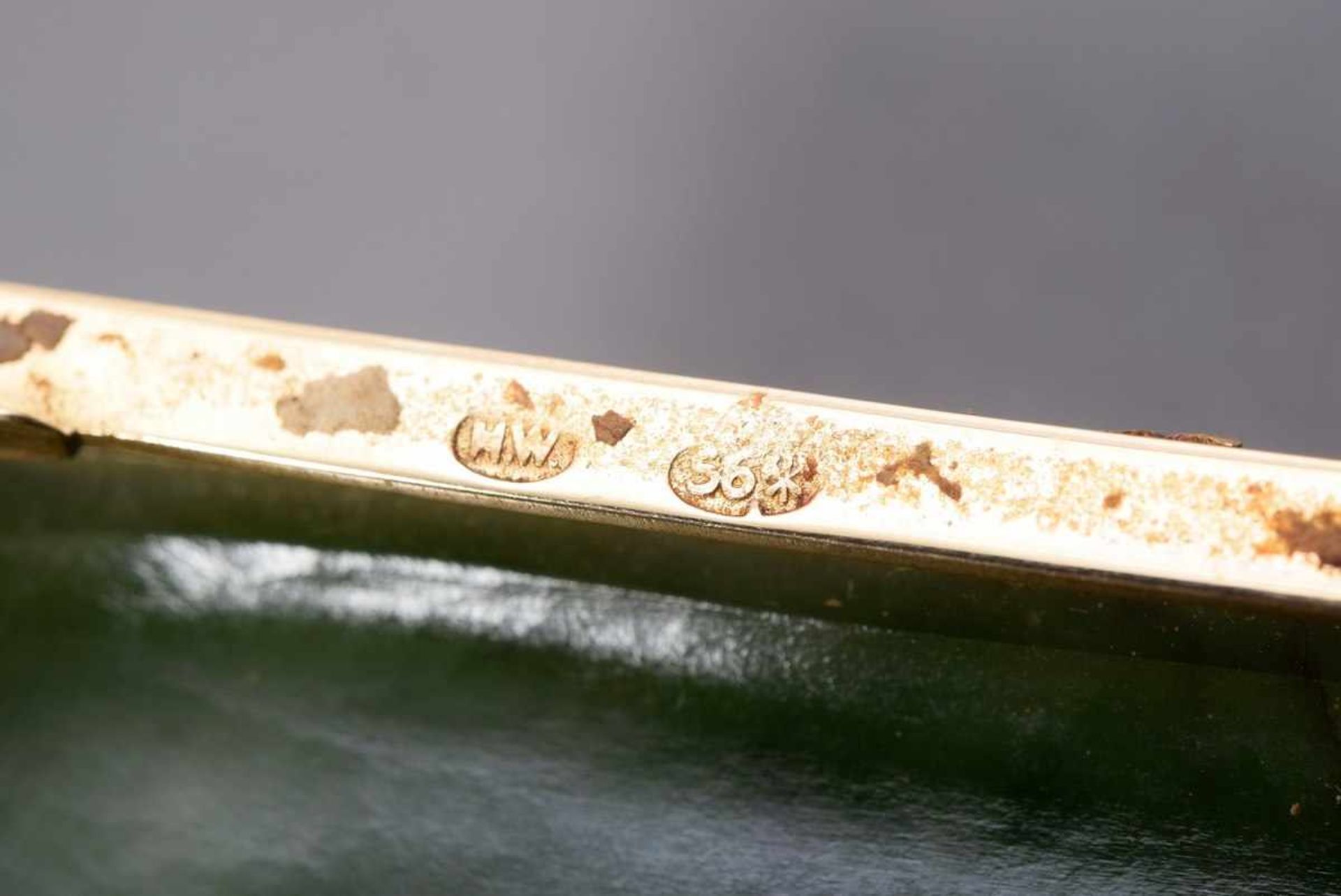 Fabergé Nephrit Etui mit feiner Gold 56 Zolotniki Montierung und „Lorbeerrand" mit weißem Emaille - Image 6 of 7