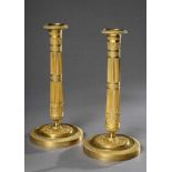 Paar feuervergoldete Bronze Leuchter mit kanneliertem Schaft und Blattdekor, Anfang 19.Jh., H. 28,