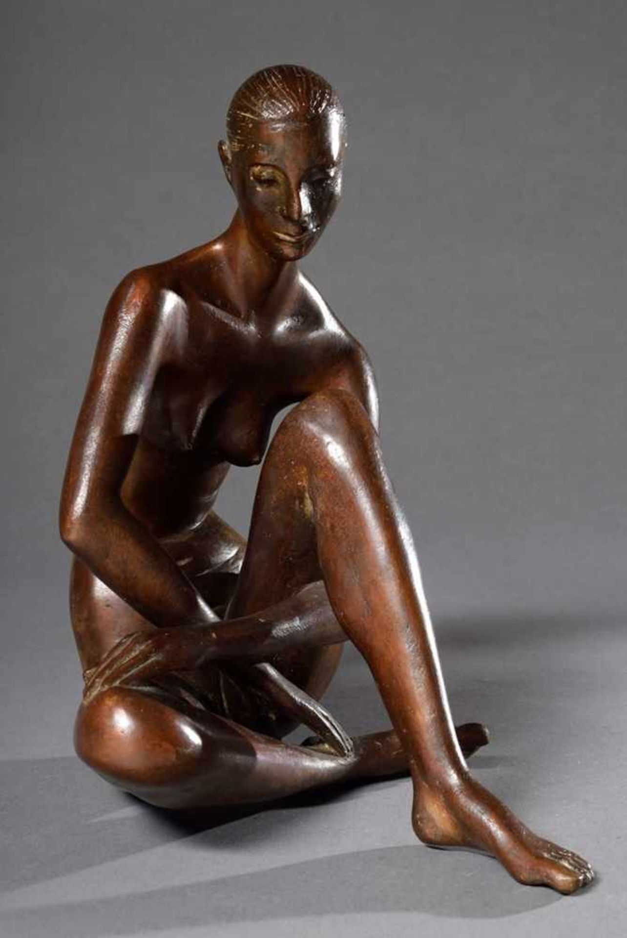 Krause, Karl-Heinz (1924-2019) "Große Sitzende", Bronze, sign., num. "6", H. 30cmKrause, Karl- - Image 2 of 8