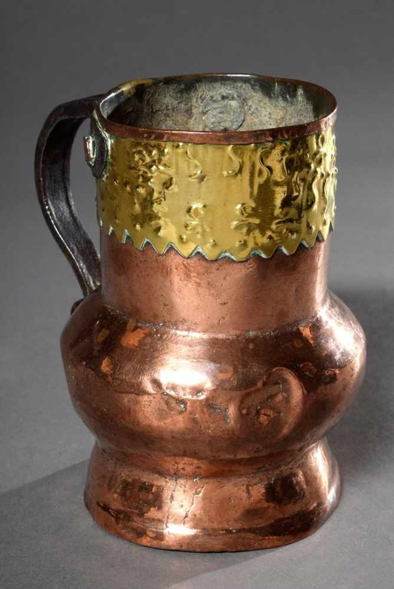 Spätmittelalterliches Kupferkännchen mit Messingrelief und Eisenhenkel, innen verzinnt, H. 13cm,