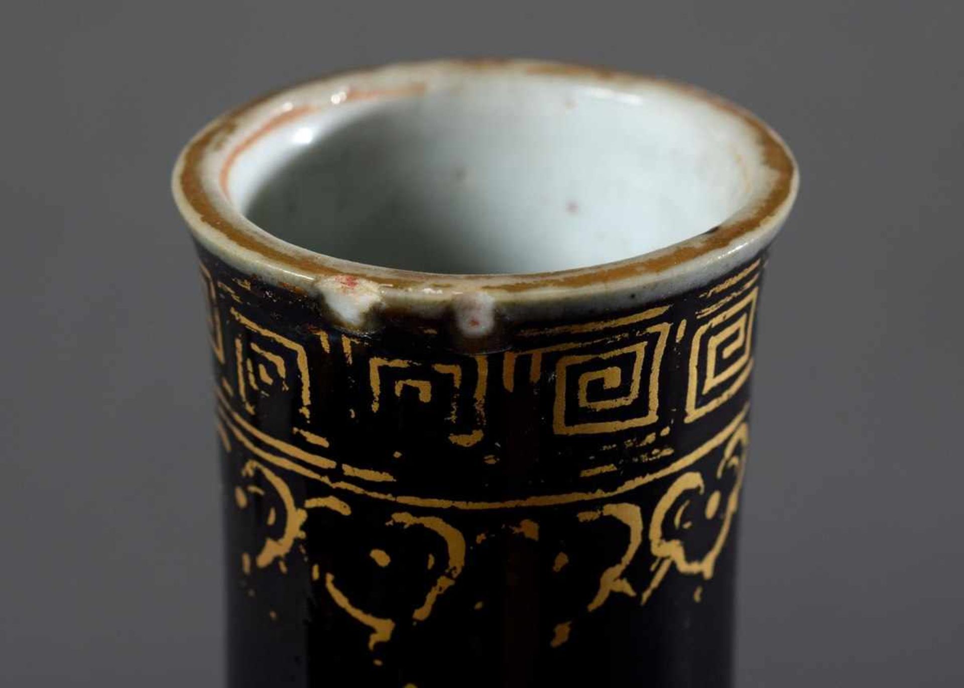 Chinesische Porzellan Mirrorblack Vase mit Goldmalerei "Blütentondi", Kangxi Ringmarke, sign., H. - Image 3 of 4