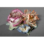 Kleine KPM Tischdekoration „Blumen“, farbig staffiert, 20. Jh., H. 8cm, min. bestoßen, Nachlass