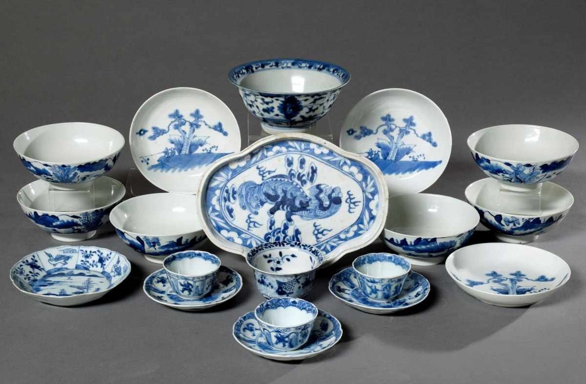 19 Diverse Teile Porzellan mit verschiedenen Blaumalerei Dekoren: 1 vierpassige Platte (22x17cm),