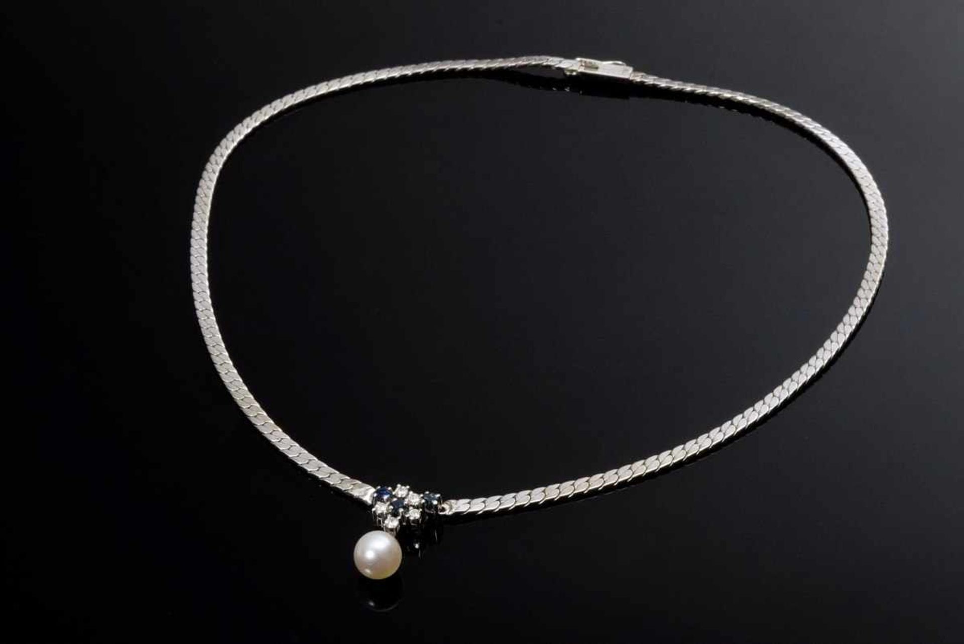 WG 750 Collier mit Brillanten (zus. ca. 0.15ct/VSI/W) Zuchtperle sowie Saphircarrées (zus. ca. 0. - Bild 2 aus 2