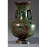 Chinesische Cloisonné Vase mit Siegelkartuschen und Glückssymbolen auf grünem Grund, Boden sign.,