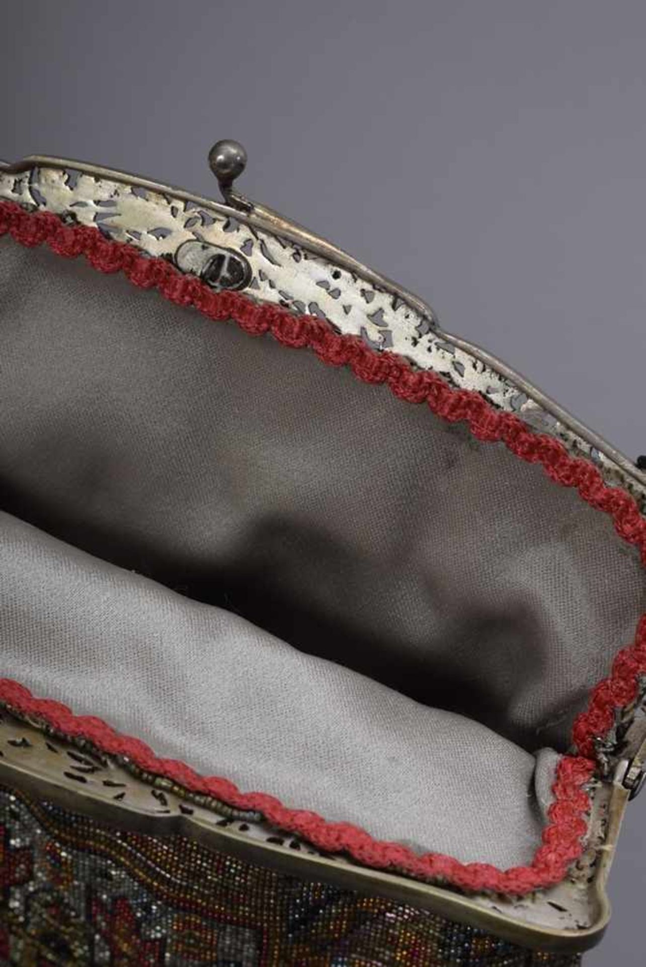 Art Deco Perlstickerei Tasche mit ornamentalem Dekor und floral durchbrochenem Silber 800 Bügel, - Bild 4 aus 4