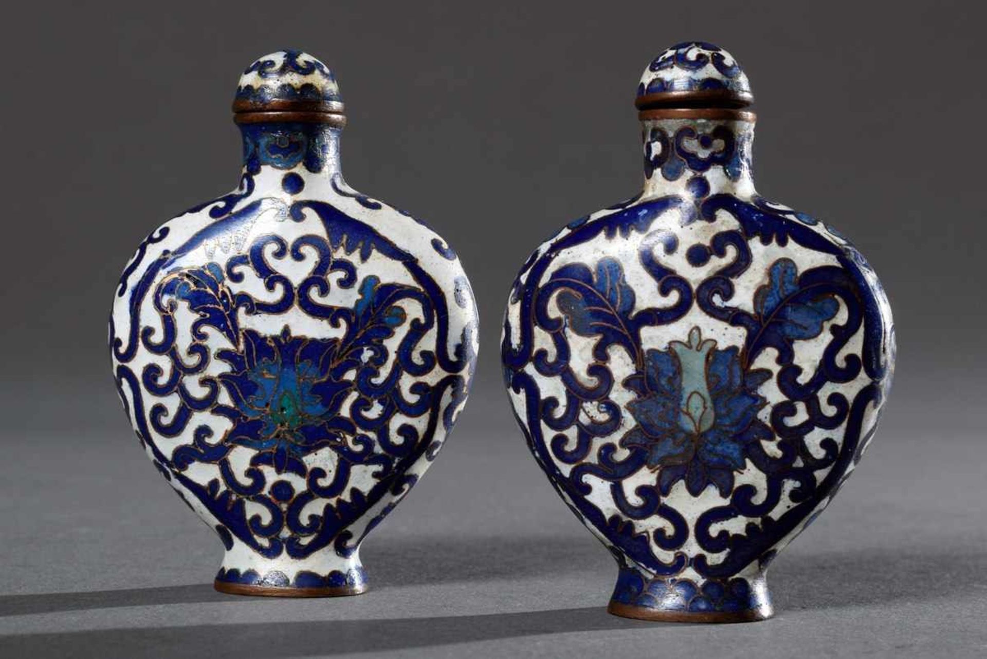 2 Diverse Cloisonné Snuffbottle mit floralen Ornamenten in Blautönen auf weißem Fond, Boden mit - Bild 2 aus 6