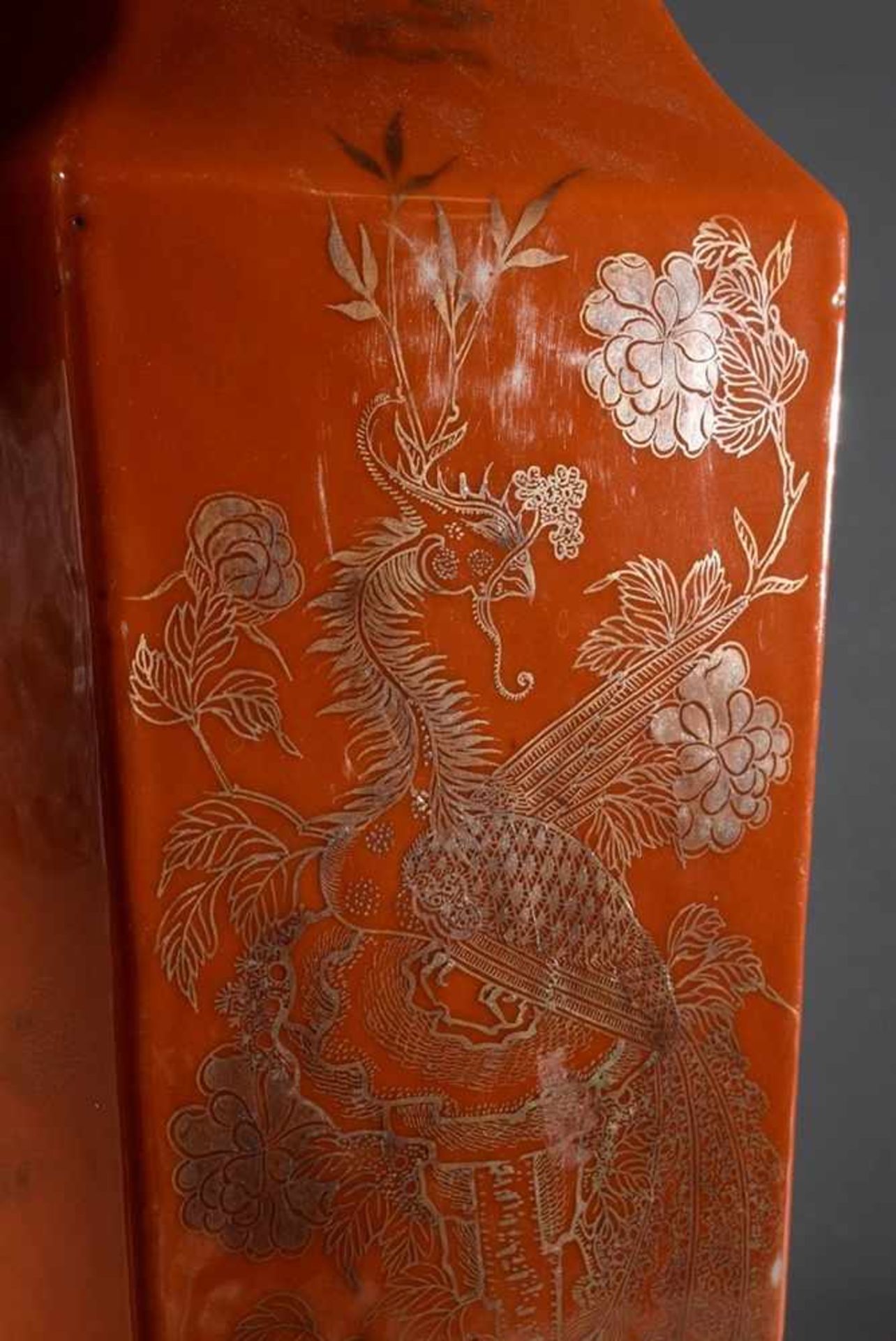 Chinesische Porzellan Vierkantvase mit Goldmalerei "Phönix und Pflanzen" auf orangem Fond, - Bild 7 aus 7