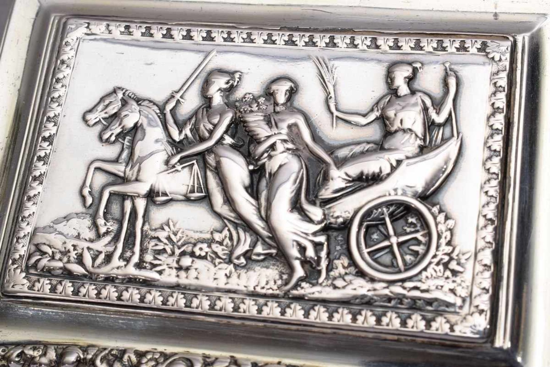 Reliefiertes Etui "Allegorie", MZ: schwer leserlich, Radmarke Österreich, Silber (Punze - Bild 3 aus 5