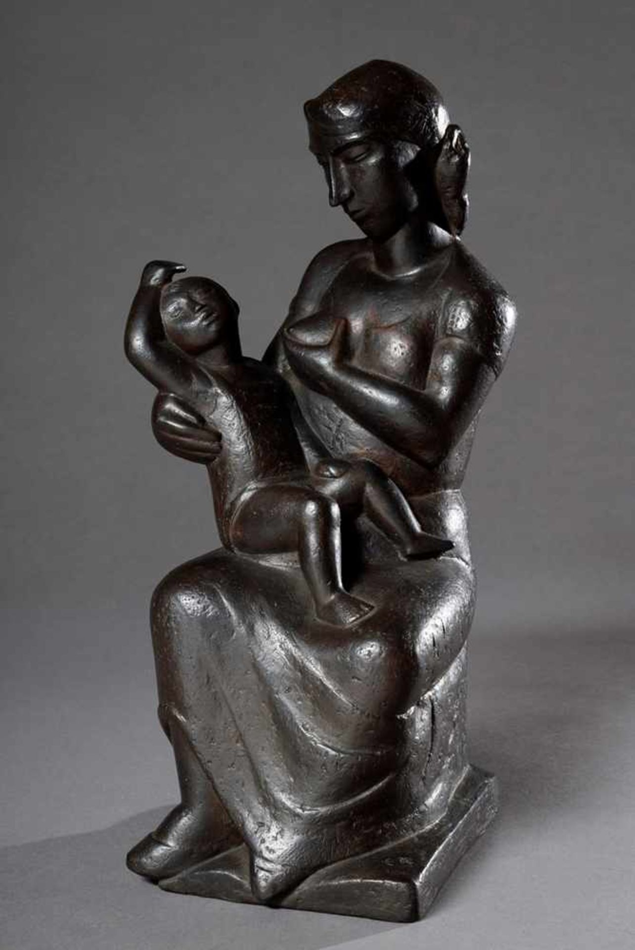 Roeder, Emy (1890 - 1971) "Mutter mit Kind", Bronze, sign., Guss Strehle, H. 34cmRoeder, Emy (1890 -