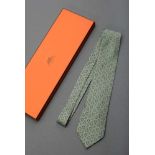 Hermès Krawatte in Seladongrün "Trensen", Seide, L. 145cm, mit Box, kl. FleckHermès tie in seladon